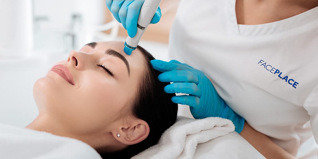 Фирменный стиль faceplece разработан в брендинговом агентстве lovemedo.